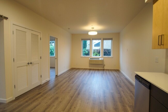Building Photo - Spacious 2nd Floor 2-Bed in John's Landing w/Condo-Grade Finishes + A/C!