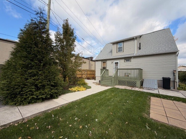 trasero - 110 Lowell Ave