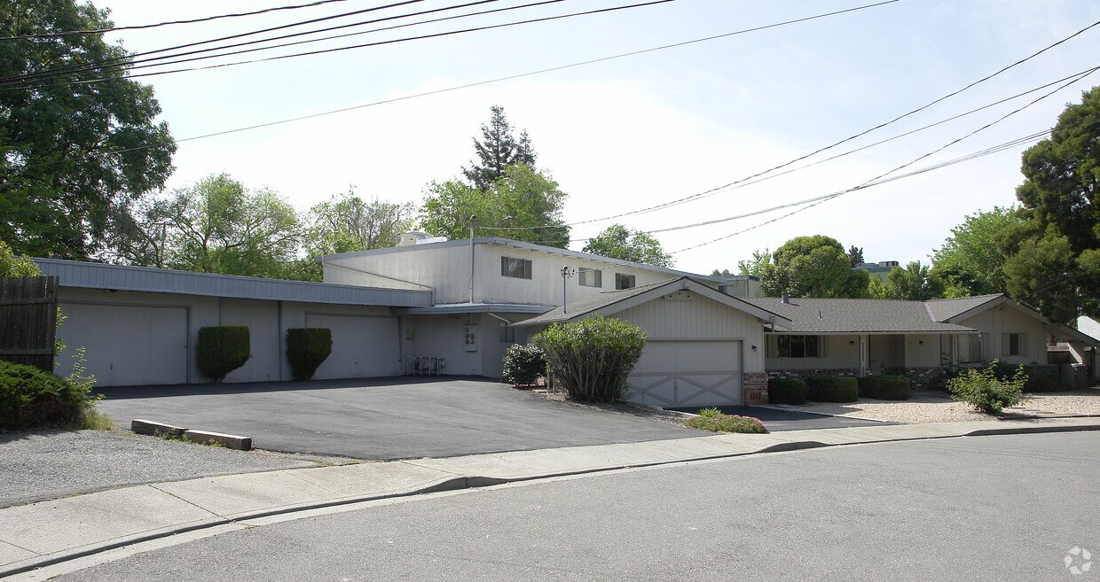 Primary Photo - 15 A-G Baldwin Ct