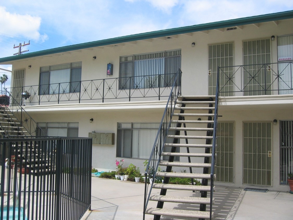 Alternate Building View - Loara Apartments