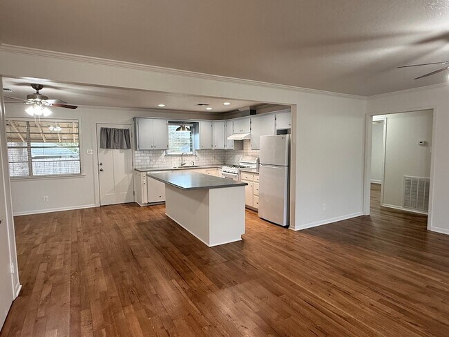 Foto del edificio - 204 Meadow Ln