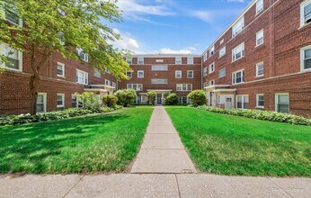 Building Photo - 2727 W Berwyn Ave