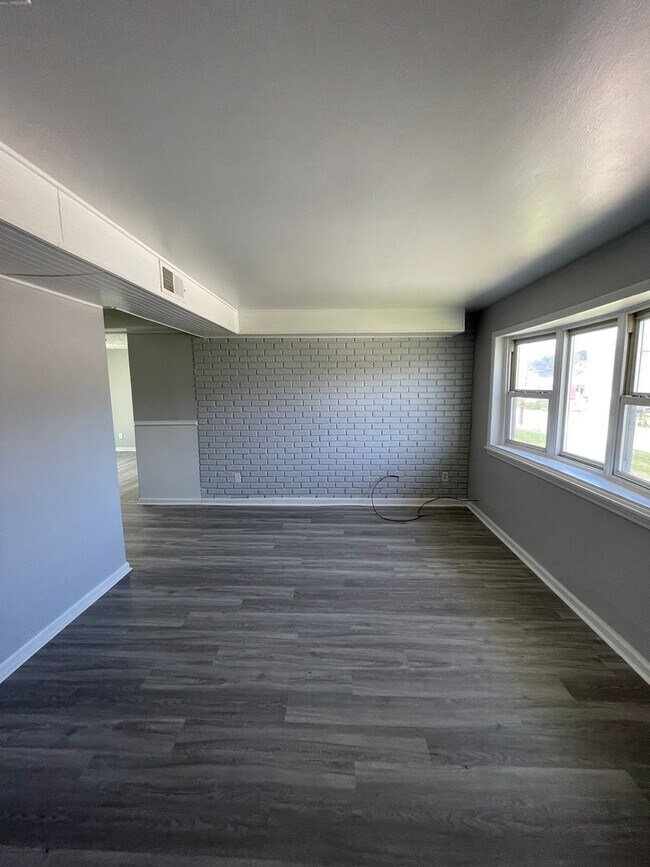 Foto del edificio - Freshly Renovated 3 Bedroom Ranch with Mod...