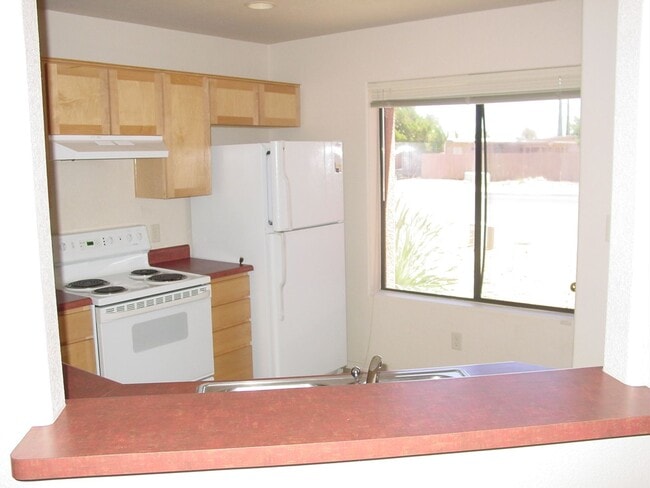 Building Photo - Two Bedroom Townhome