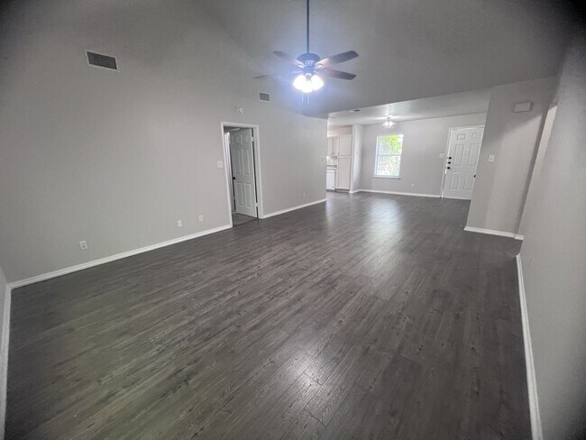 Foto del edificio - 2242-2244 Eastman Ave