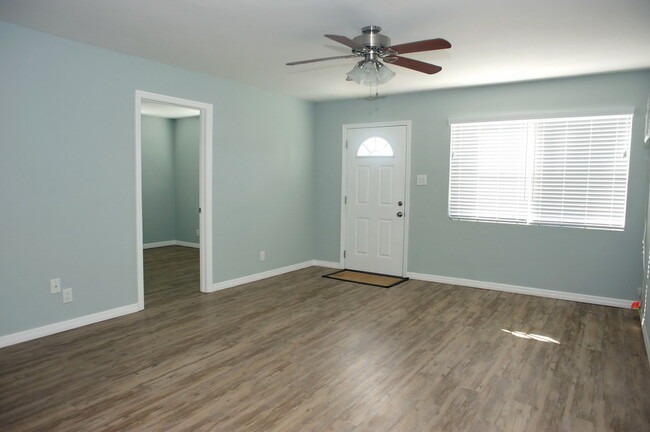 Building Photo - 2 Bedroom Duplex in Naples Park - Annual R...