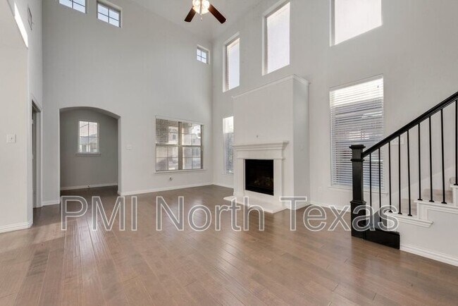 Building Photo - 2028 Miramar Dr