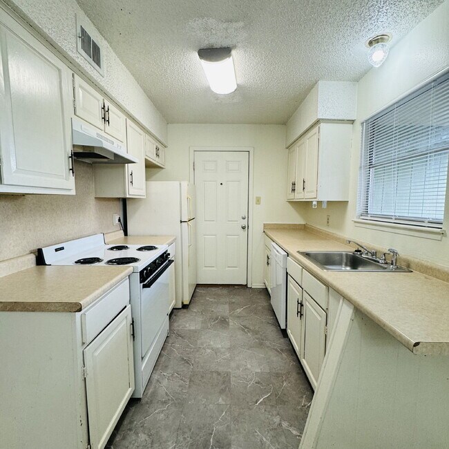 Foto del edificio - Inviting Townhome at Maison Helena Townhomes in Nederland, TX