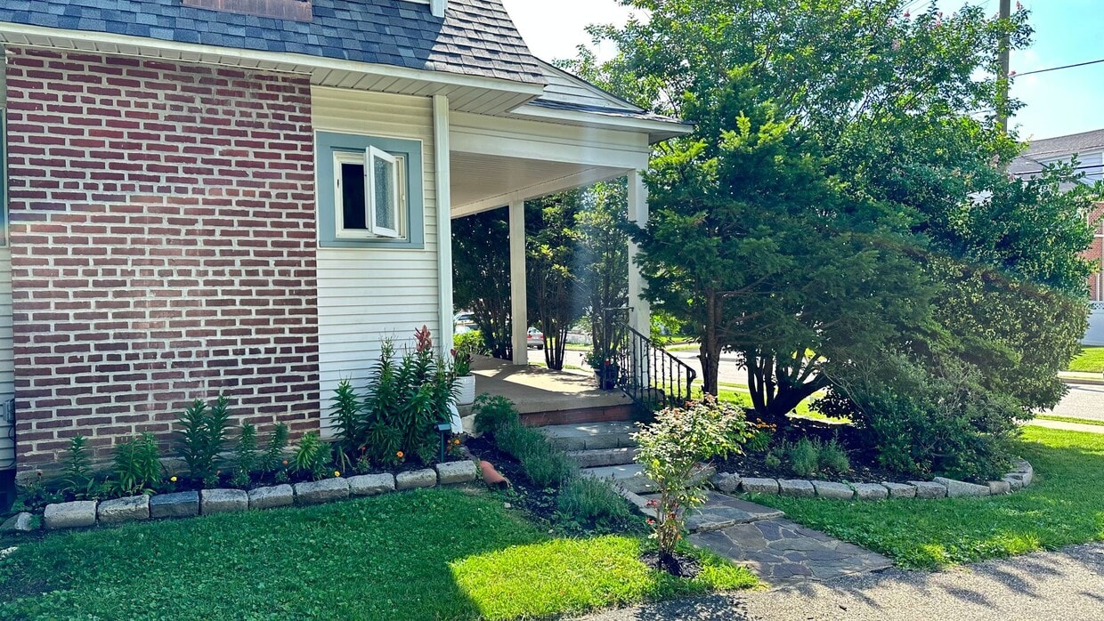 Primary Photo - Incredible 3-Bedroom Detached Home in Bryn...