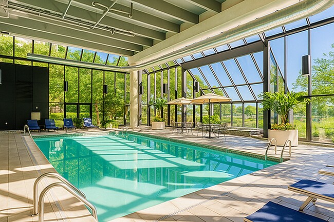 Piscina cubierta de Riverfront Towers - Riverfront Towers