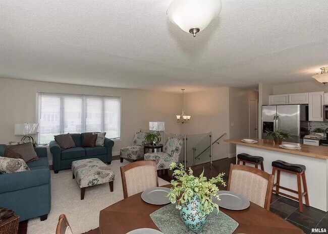 Building Photo - 3621 Oakwood Dr
