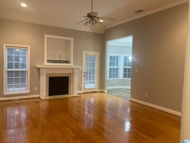 Foto del edificio - 4634 Highgrove Dr