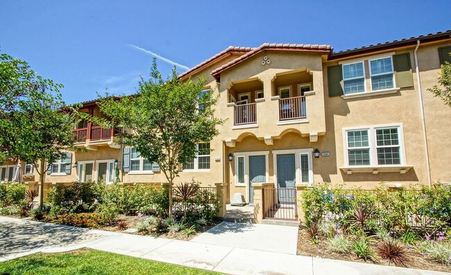 Building Photo - BRIGHT & AIRY, 1630 SQ FT TOWNHOME IN GATE...