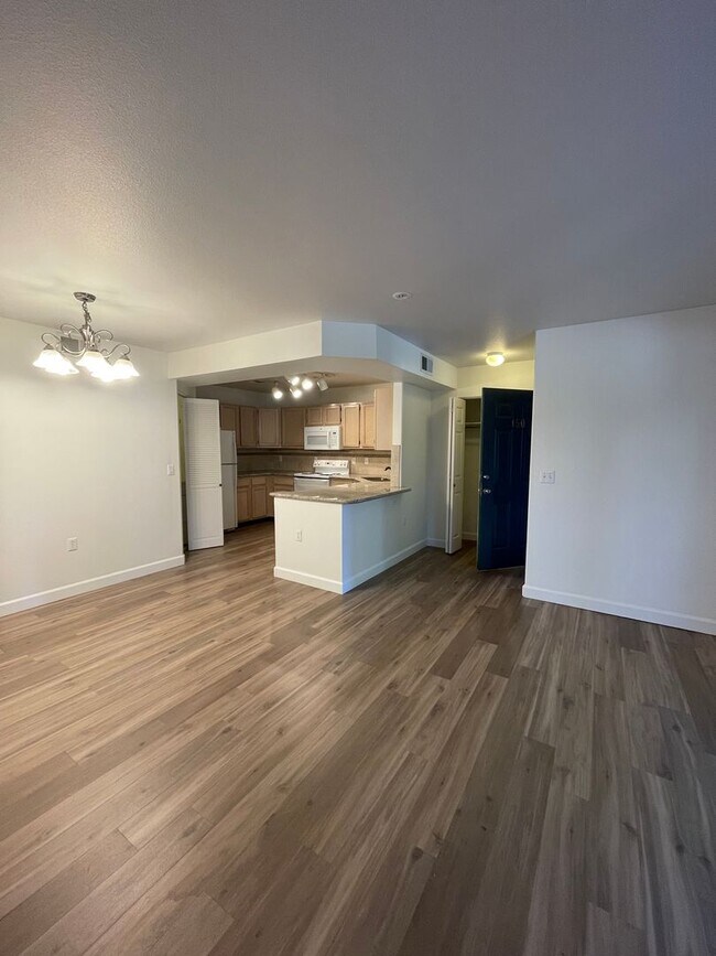 Building Photo - Stunning First-Floor Condo SE Ft. Collins