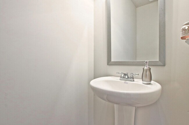 Foto del edificio - 3 Bed 2.5 Bath Townhome in Jonesboro! Gard...