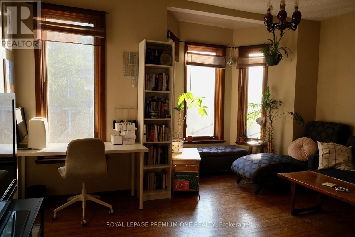 Primary Photo - 211 Palmerston Ave