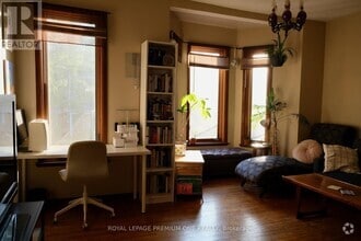 Building Photo - 211 Palmerston Ave