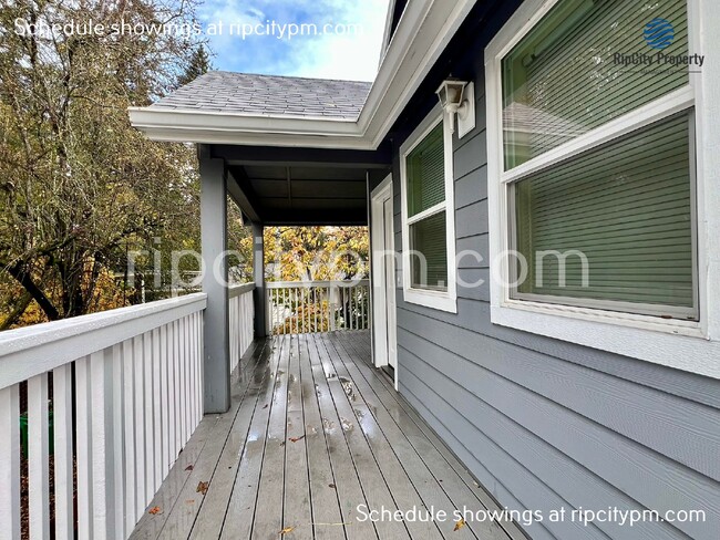 Building Photo - Free Rent! Remodeled 3-Bedroom, 2-Bath Top...