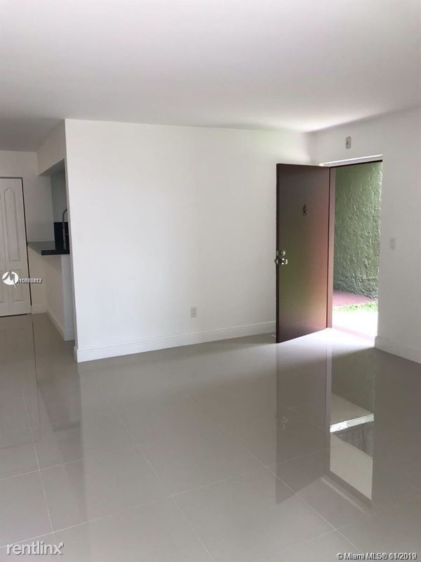 Building Photo - 3 br, 2 bath Condo - 8303 SW 142nd Ave # D111