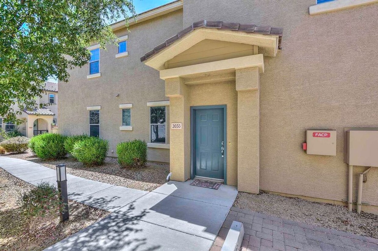 Foto principal - FULLY FURNISHED townhome in Goodyear's Rio...