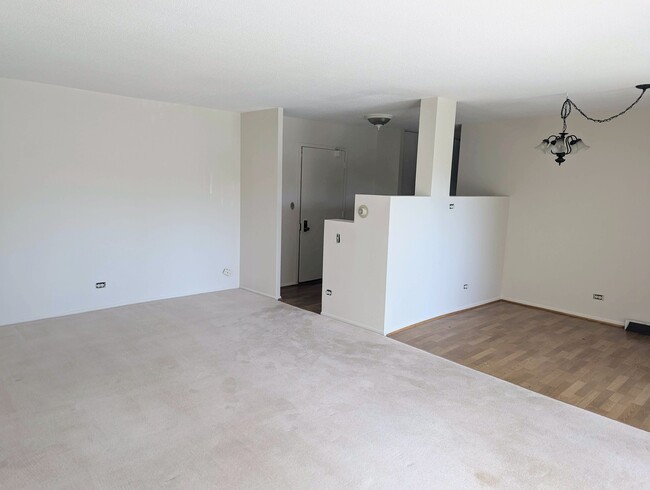 Building Photo - 111 S Baybrook Dr