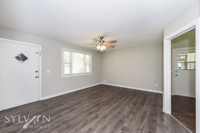 Building Photo - adorable 3BR, 1.5BA brick