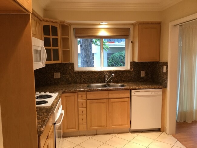 Kitchen - 1233 N Columbus Ave