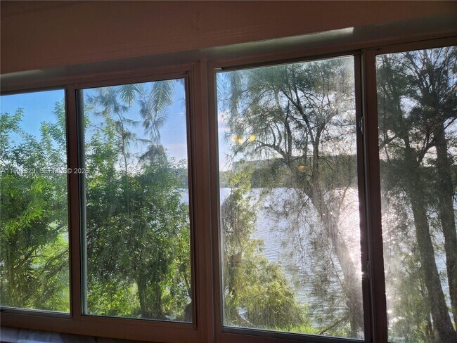 Foto del edificio - 14850 Naranja Lakes Blvd
