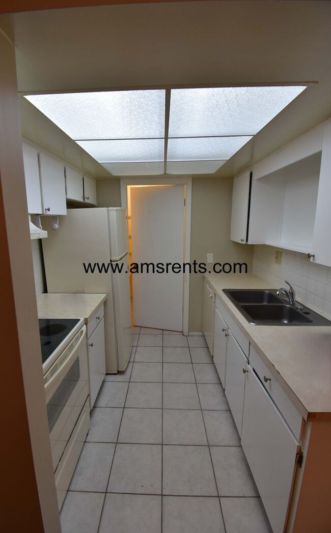 Building Photo - Esplanade Way-202