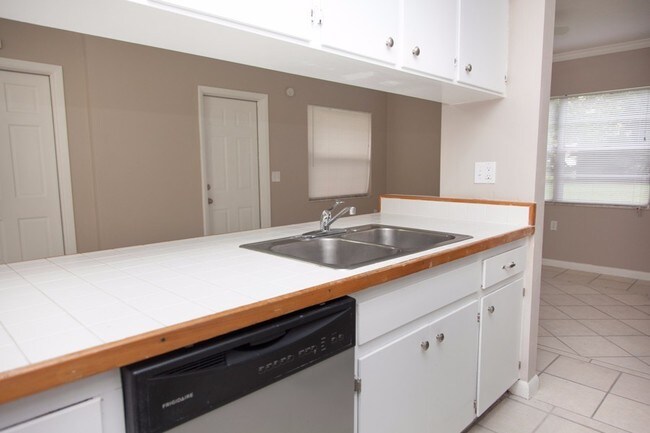 Foto del edificio - 2111 E Lumsden Rd