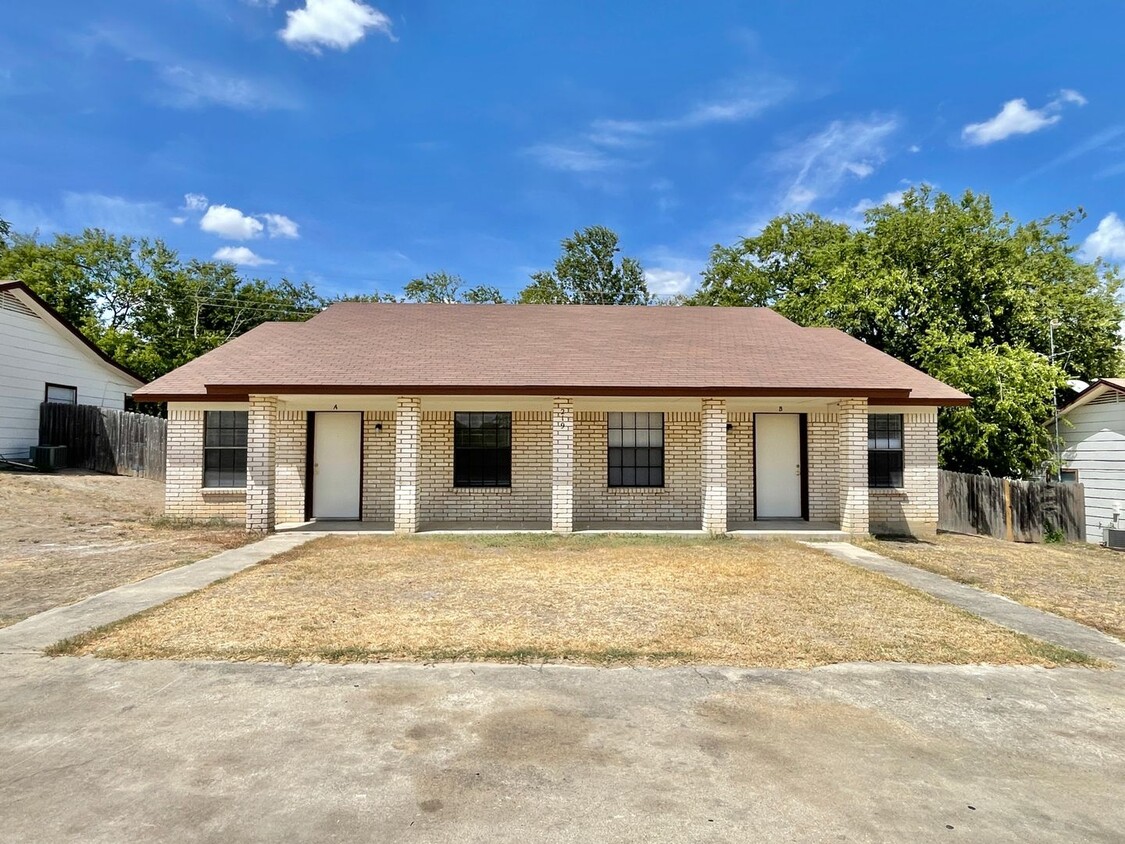 Primary Photo - 219 E. Beeline