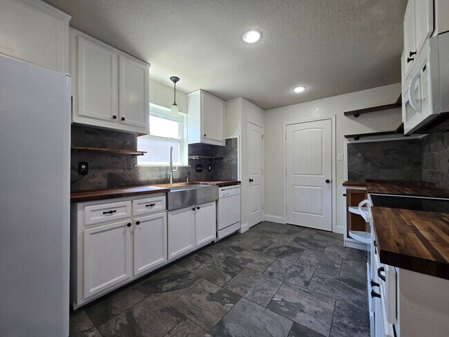 Foto del edificio - AVAILABLE NOW!