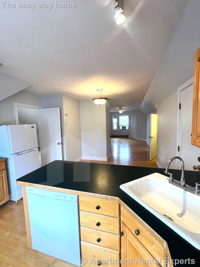 Building Photo - 1 Bedroom - Steps to Davis Square!