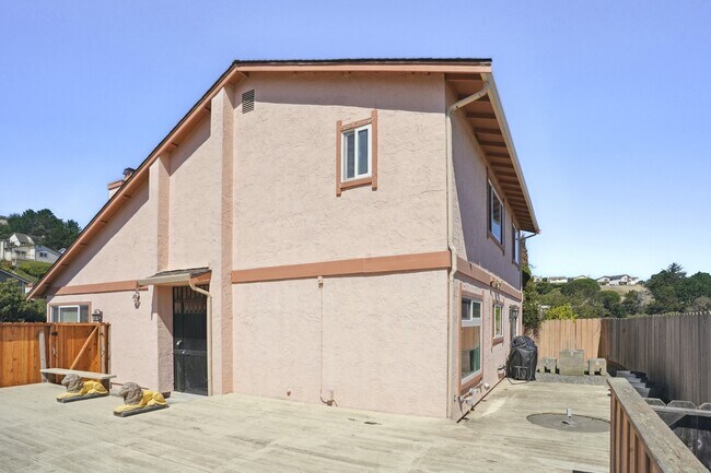 Building Photo - 551 Avalon Dr