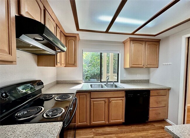 Building Photo - 2Bd/2Ba Kirkland Condo