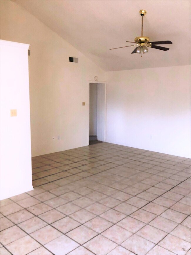 Building Photo - 306 Saddle Dr
