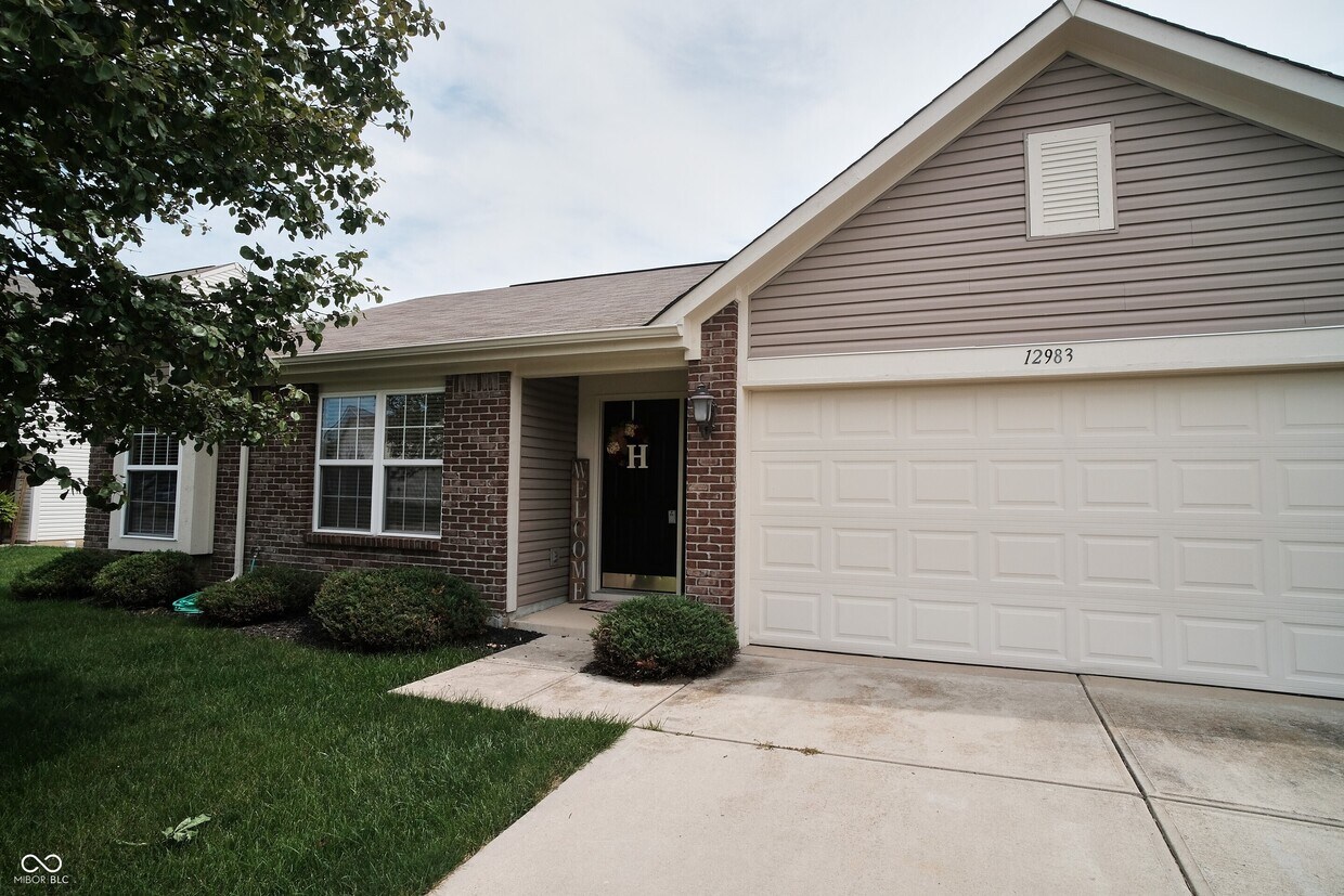 Foto principal - 12983 Quarterback Ln