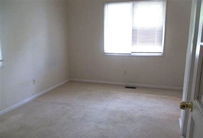 Foto del edificio - 5 bedroom/ 2.5 bathroom- Skipwith Farms