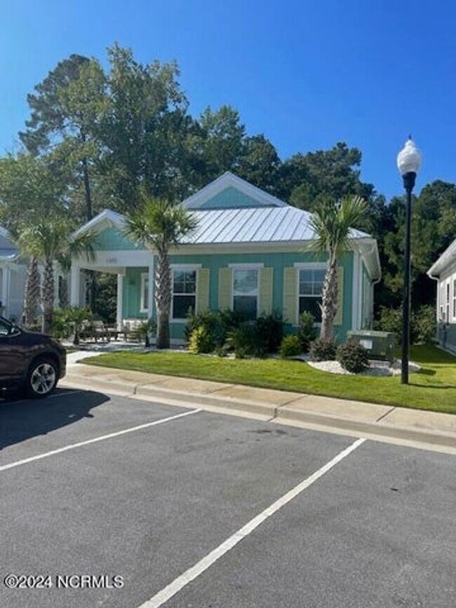 Building Photo - Fully furnished! Welcome to your dream ren...