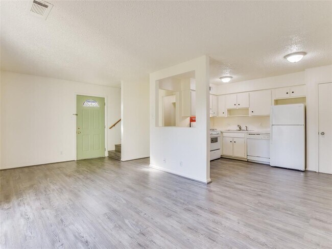 Building Photo - 2804 Westhill Dr