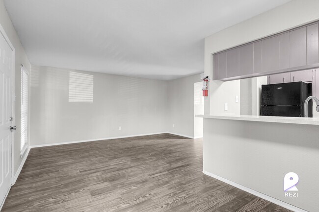 Foto del edificio - 7615 Grahamcrest Dr
