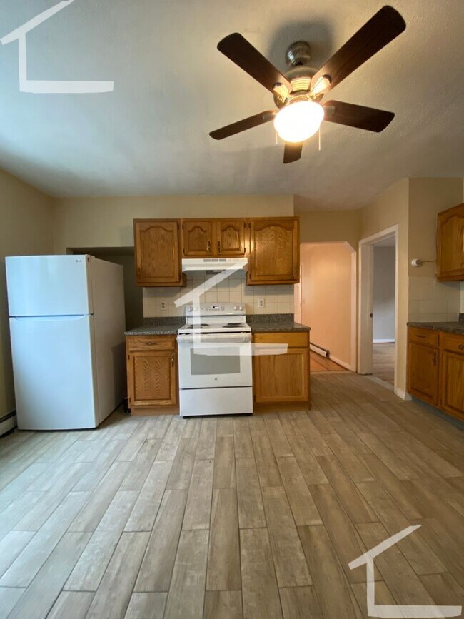 Foto del edificio - Huge 2nd floor recently renovated unit