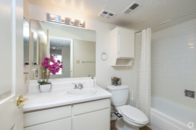 1 habitación, 1 baño - 688 pies cuadrados - Baño - Village Green