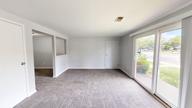 1BR, 1BA - 850SF - Living Room - West Summerset Apartments