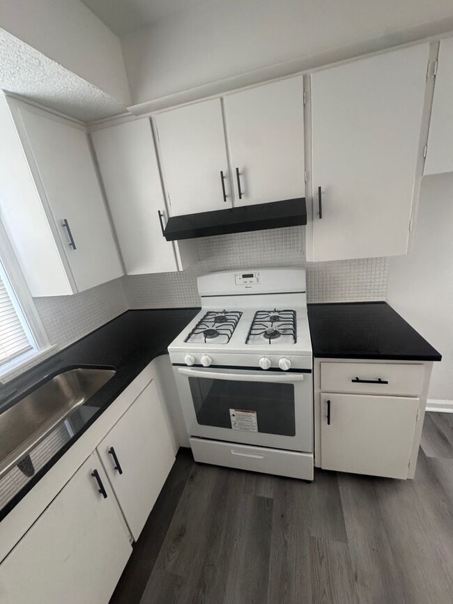 Building Photo - Spacious Two-Bedroom Unit in a Charming Property – Available Now!