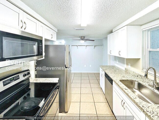 Foto del edificio - 2 Bed/1 Bath Home with Garage / Pet-Friendly / Coming Soon!