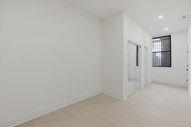 Foto del edificio - 2234 W Irving Park Rd