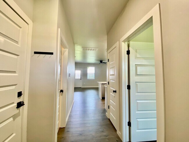 Foto del edificio - 4923 Spring Ridge Rd