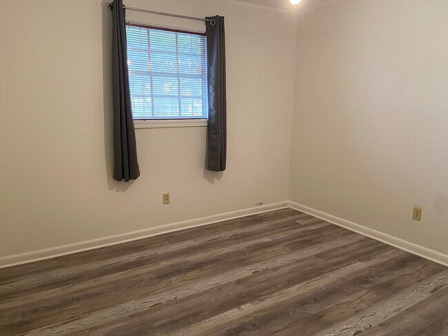 Foto del edificio - 300 Brookwood Cir