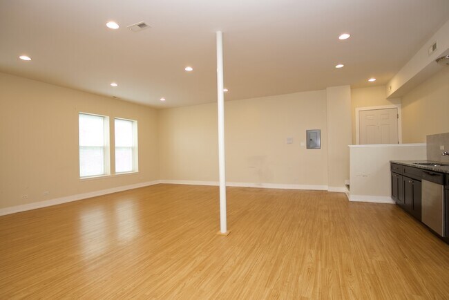 Building Photo - 4461 W Lawrence Ave